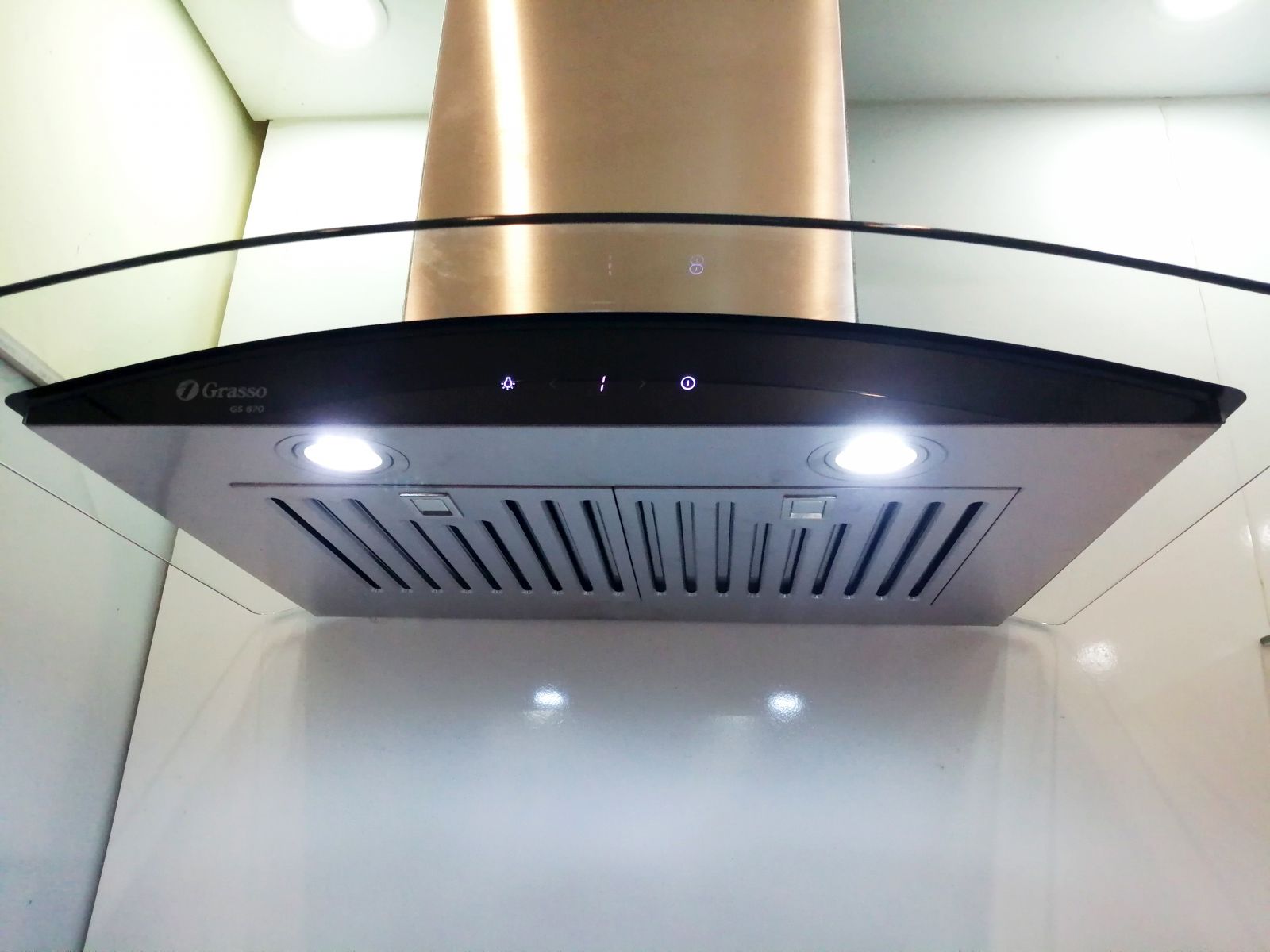 Thiết kế đèn led của máy hút mùi Gs 870/890 của Grasso
